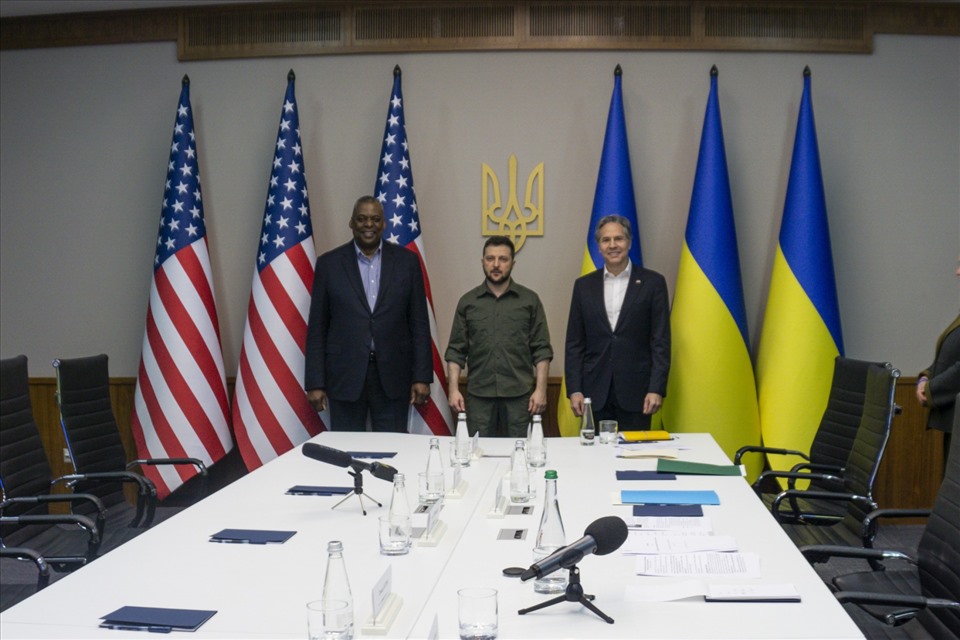 US officials visit Kiev, Russia gives warning