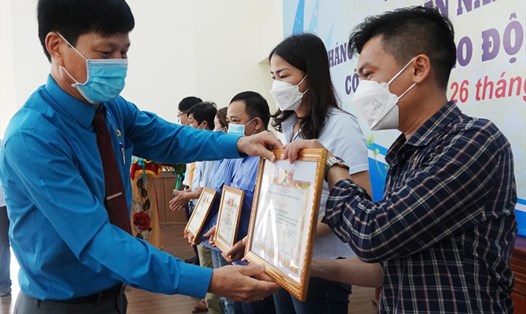 Ông Nguyễn Quang Thái - Chủ tịch Công đoàn ngành NNPTNT Hà Tĩnh trao giấy khen cho công nhân lao động tiêu biểu tại lễ phát động Tháng Công nhân năm 2022. Ảnh: Trần Tuấn.
