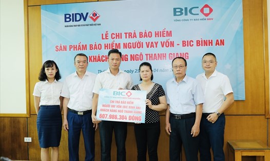 BIC vừa trao hơn 600 triệu đồng tiền bảo hiểm người vay vốn - BIC Bình An - cho gia đình khách hàng Ngô Thanh Giang. Ảnh: BIC