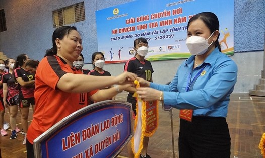 Đồng chí Thạch Thị Thu Hà, Chủ tịch LĐLĐ tỉnh Trà Vinh, trao cờ lưu niệm cho các đoàn VĐV.