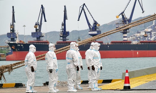 Nhân viên cảng biển Yên Đài, Trung Quốc trong trang phục bảo hộ sau khi thành phố phát hiện biến thể Omicron BA.2.3. Ảnh: VCG