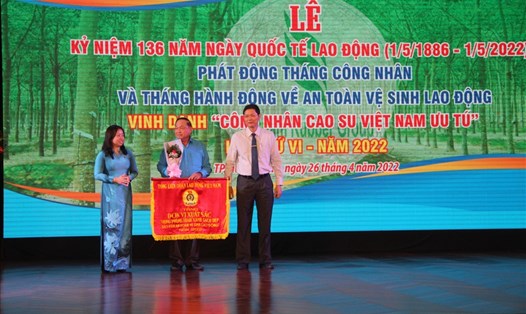 Phó Chủ tịch Tổng LĐLĐ Việt Nam Thái Thu Xương tặng cờ thi đua cho đơn vị đạt xuất sắc trong phong trào thi đua Xanh - Sạch - Đẹp và bảo đảm an toàn vệ sinh lao động của Công đoàn Caosu Việt Nam. Ảnh: Nam Dương