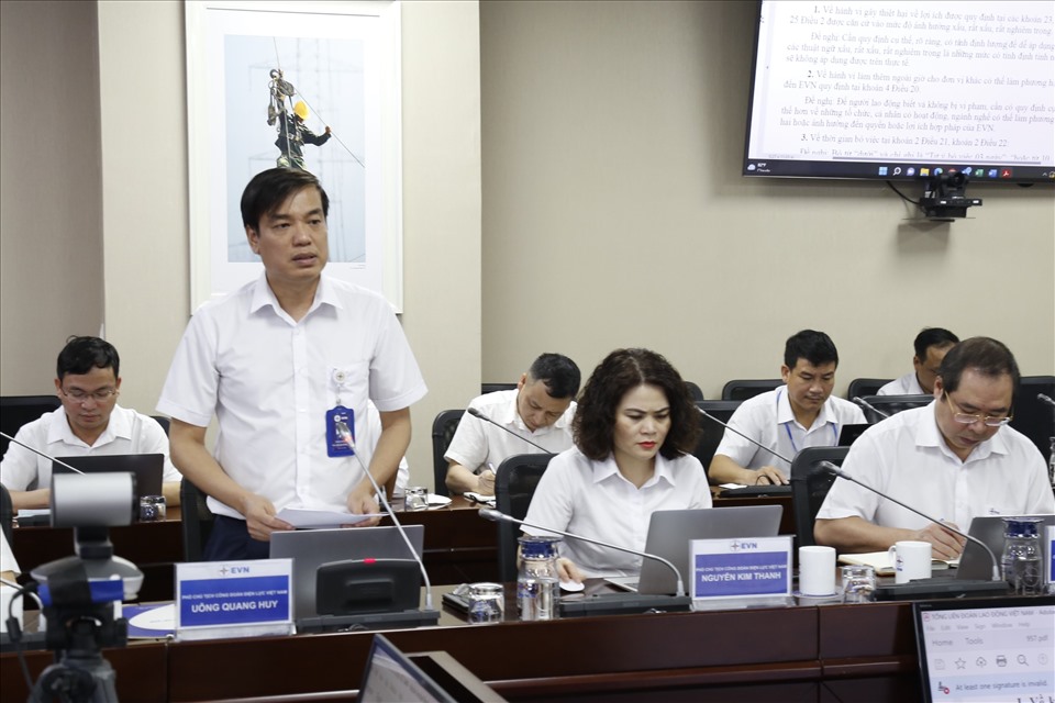 Ông Uông Quang Huy, Phó Chủ tịch Công đoàn ĐLVN trình bày ý kiến của người lao động. Ảnh: CĐĐL