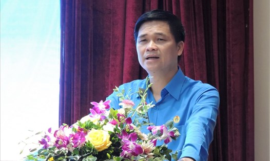 Phó Chủ tịch Tổng Liên đoàn Lao động Việt Nam Ngọ Duy Hiểu phát biểu tại Hội thảo. Ảnh: T.Vương