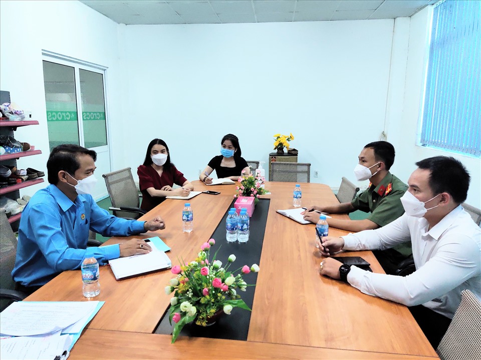 Đoàn đến khảo sát tại một số doanh nghiệp đóng trên địa bàn huyện. Ảnh: Q.T