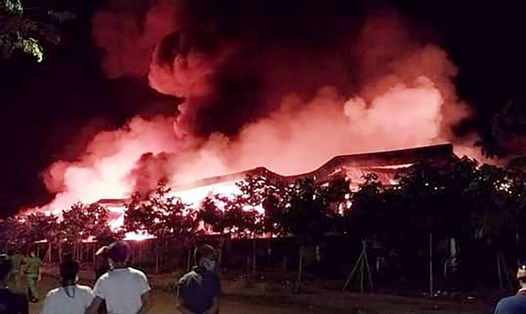 Hiện trường cháy tại nhà máy sợi Vinatex Phú Cường, tối 25.4. Ảnh: Công Hiển
