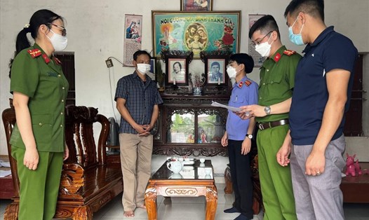 Cơ quan điều tra tống đạt Quyết định khởi tố bị can, Lệnh khám xét chỗ ở của Trần Duy Chinh. Ảnh: CA Hà Nam