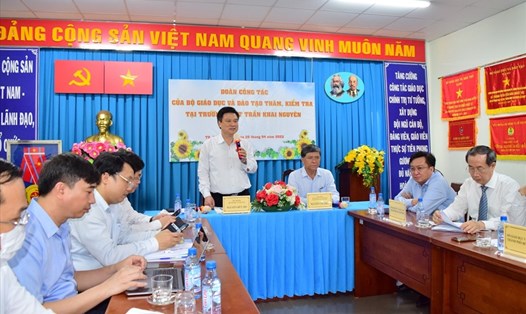Thứ trưởng Bộ GDĐT Nguyễn Hữu Độ phát biểu tại buổi làm việc. Ảnh: Anh Tú