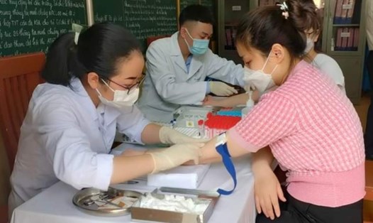 Cán bộ, đoàn viên và người lao động thuộc các CĐCS trên địa bàn huyện Hoa Lư, Ninh Bình được xét nghiệm tầm soát ung thư phổi miễn phí. Ảnh: NT