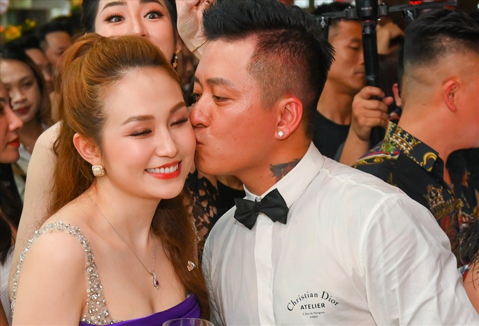 Tuấn Hưng không ngại dành tặng nụ hôn ngọt ngào cho vợ khi tham dự sự kiện. Ảnh: Vũ Quốc Khánh Tuấn Hưng không ngại dành tặng nụ hôn ngọt ngào cho vợ khi tham dự sự kiện. Ảnh: Vũ Quốc Khánh