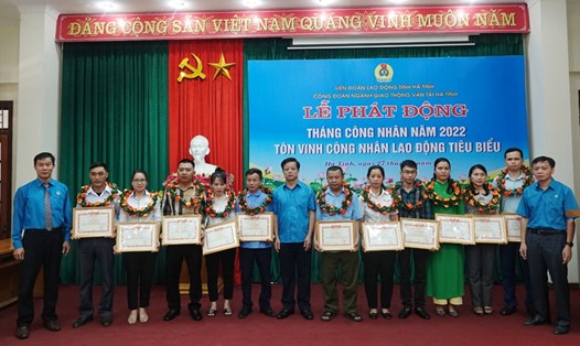 Công đoàn ngành GTVT Hà Tĩnh tôn vinh 12 công nhân lao động tiêu biểu. Ảnh: Trần Tuấn