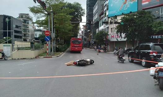 Hiện trường vụ tai nạn giao thông khiến 1 người tử vong xảy ra ở Hà Nội sáng 27.4. Ảnh: CACC