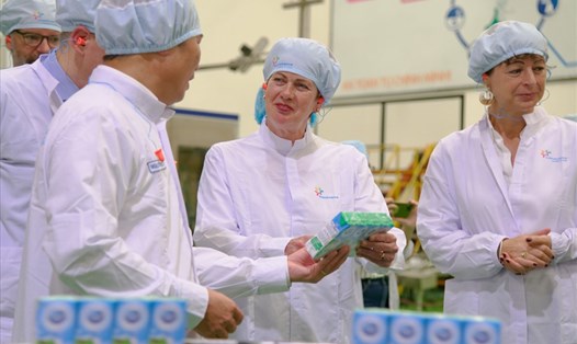 Trong chuyến thăm, bà Hanneke Schuiling (giữa) đánh giá cao sự phát triển không ngừng của FrieslandCampina suốt hơn 25 năm đồng hành “Vì một Việt Nam vươn cao vượt trội”