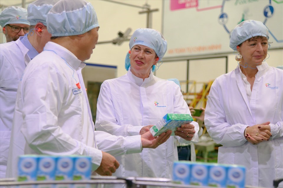 Trong chuyến thăm, bà Hanneke Schuiling (giữa) đánh giá cao sự phát triển không ngừng của FrieslandCampina suốt hơn 25 năm đồng hành “Vì một Việt Nam vươn cao vượt trội” Trong chuyến thăm, bà Hanneke Schuiling (giữa) đánh giá cao sự phát triển không ngừng của FrieslandCampina suốt hơn 25 năm đồng hành “Vì một Việt Nam vươn cao vượt trội”