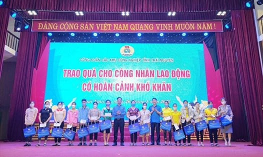 Lãnh đạo LĐLĐ tỉnh Thái Nguyên và Công đoàn các khu công nghiệp tỉnh Thái Nguyên tặng quà công nhân có hoàn cảnh khó khăn. Ảnh: CĐTN