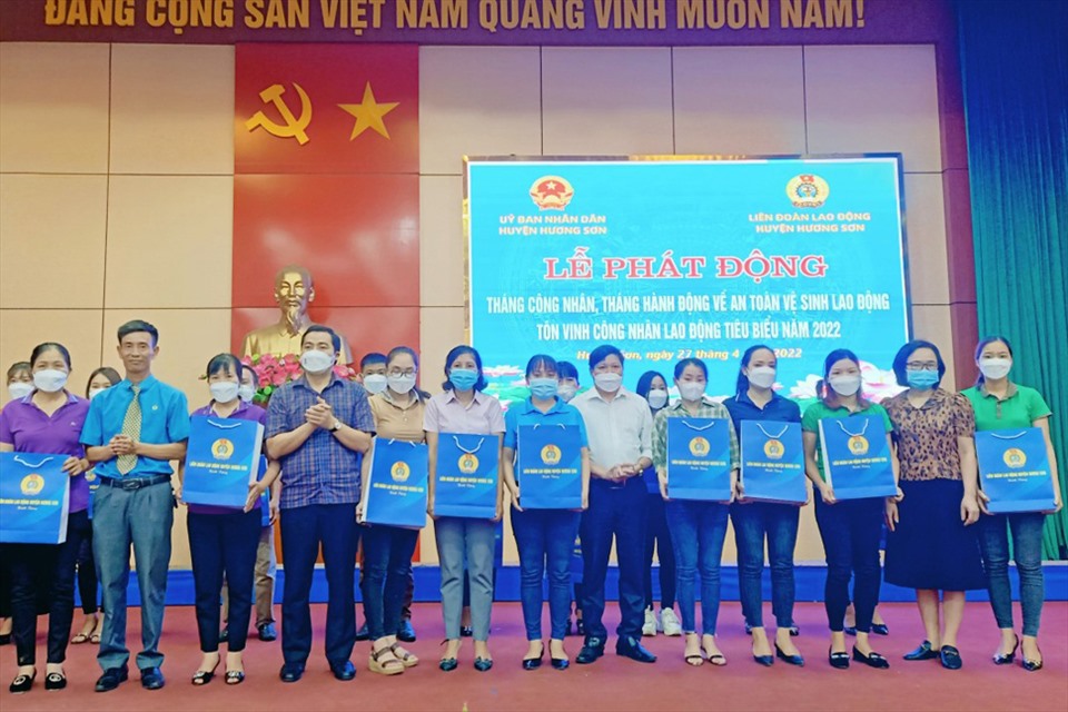 Hà Tĩnh: LĐLĐ huyện Hương Sơn trao quà cho công nhân khó khăn