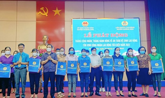 LĐLĐ huyện Hương Sơn trao quà cho công nhân lao động hoàn cảnh khó khăn. Ảnh: CĐ