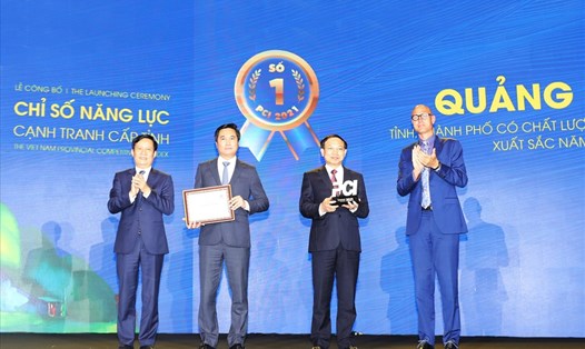 Bí thư Tỉnh ủy và Chủ tịch UBND tỉnh Quảng Ninh nhận cúp quán quân PCI danh giá lần thứ 5 liên tiếp. Ảnh: Đỗ Phương