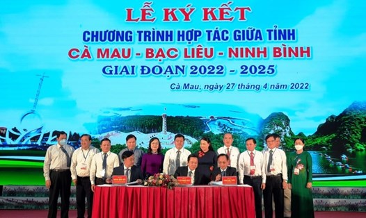 Ba tỉnh Cà Mau, Bạc Liêu, Ninh Bình tiếp tục ký kết hợp tác toàn diện giai đoạn 2022 - 2025. Ảnh: Nhật Hồ