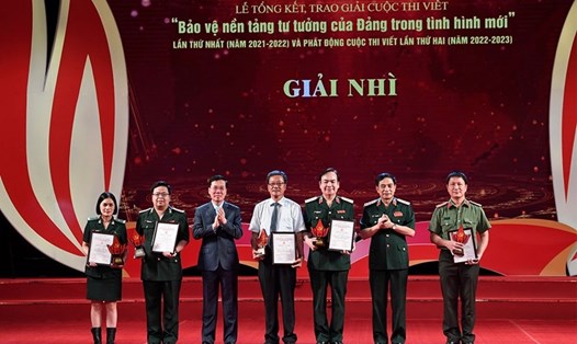 Các tác giả nhận giải Nhì của cuộc thi "Bảo vệ nền tàng tư tưởng của Đảng trong tình hình mới". Ảnh: BTC