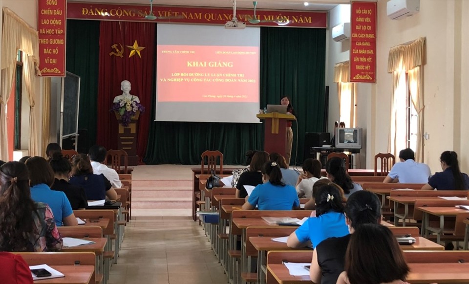 50 cán bộ CĐCS ở Hòa Bình được tập huấn nghiệp vụ công đoàn. Ảnh: Minh Nguyễn.