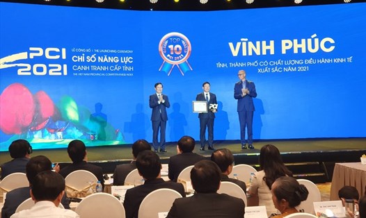 Ông Lê Duy Thành Chủ tịch UBND tỉnh Vĩnh Phúc nhận giải thưởng Tỉnh có chất lượng điều hành kinh tế xuất sắc năm 2021.