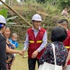 Ông Sung Woo Nam, Tổng giám đốc LG Việt Nam cùng đại diện Habitat và chính quyền địa phương ghé thăm và chia sẻ cùng các hộ gia đình khó khăn được hỗ trợ cải tạo nhà ở trong dự án Ngôi Làng Hy Vọng