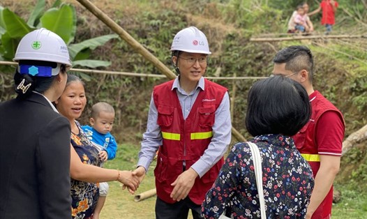Ông Sung Woo Nam, Tổng giám đốc LG Việt Nam cùng đại diện Habitat và chính quyền địa phương ghé thăm và chia sẻ cùng các hộ gia đình khó khăn được hỗ trợ cải tạo nhà ở thuộc dự án Ngôi làng hy vọng