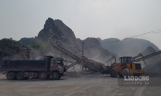 Nhiều lao động tại các mỏ khai thác đá trên địa bàn tỉnh Ninh Bình đang phải đối mặt với nguy cơ tai nạn lao động. Ảnh: NT