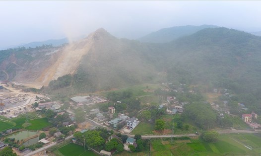 Người dân ở huyện Lương Sơn đang bức xúc vì cho rằng 2 mỏ đá gây ô nghiễm khói bụi. Ảnh: Minh Chuyên