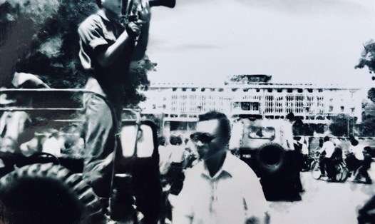 NSƯT, đạo diễn Phạm Việt Tùng thực hiện những thước phim tại Dinh Độc Lập ngày 30.4.1975. Ảnh: NVCC