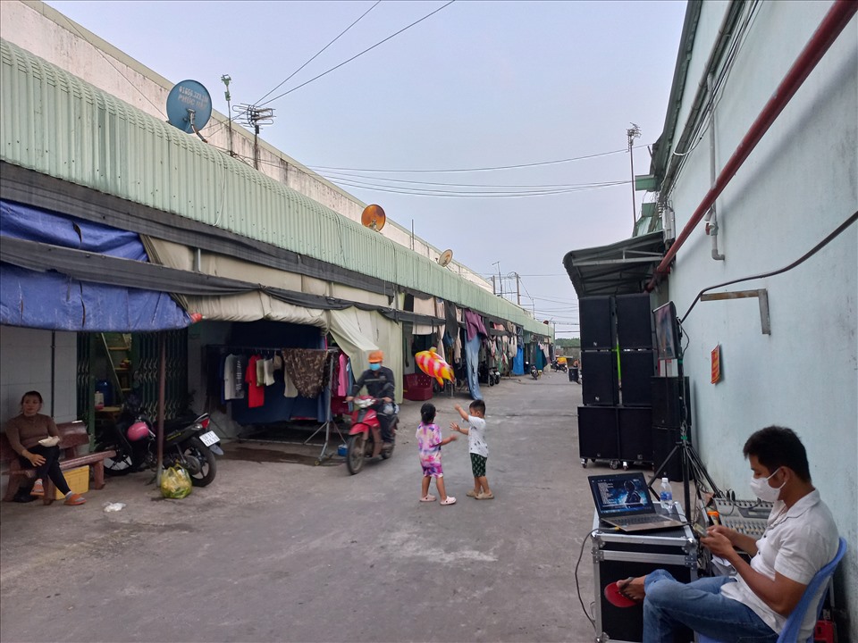 Người lao động ở trọ tại Bình Dương đang mong sớm nhận được chính sách hỗ trợ tiền thuê nhà. Ảnh: Đình Trọng