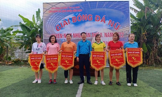 LĐLĐ huyện Nậm Nhùn, tỉnh Lai Châu trao cờ Lưu niệm cho các Đội tham gia Giải đấu.