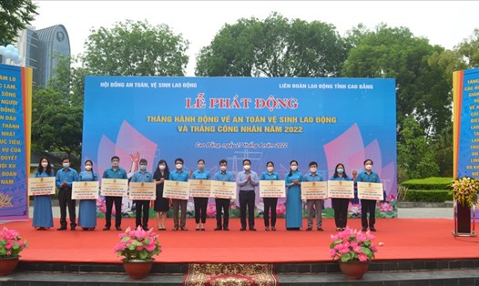 Lãnh đạo UBND tỉnh và LĐLĐ tỉnh Cao Bằng trao hỗ trợ "Mái ấm công đoàn" cho đại diện người lao động. Ảnh: CĐCB