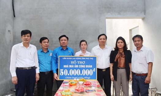 Ông Hà Đức Quảng - Chủ tịch Liên đoàn Lao động tỉnh Phú Thọ (thứ 3 từ trái qua) - trao hỗ trợ nhà mái ấm công đoàn tới đoàn viên.
