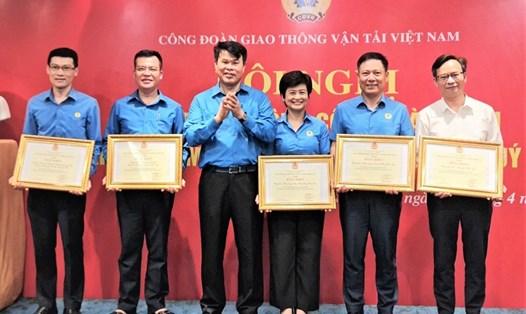 Chủ tịch Công đoàn GTVT VN Đỗ Nga Việt (thứ 3 từ trái sang) trao Bằng khen của Tổng LĐLĐVN cho các tập thể có thành tích xuất sắc trong phong trào thi đua năm 2021. Ảnh: CĐGT