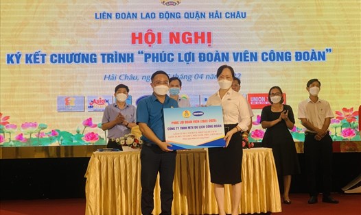 Liên đoàn Lao động quận Hải Châu ký kết chương trình Phúc lợi đoàn viên với 7 doanh nghiệp trên địa bàn thành phố Đà Nẵng. Ảnh: Tường Minh