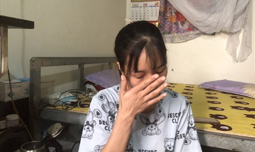 Chị Vũ Thị Linh - công nhân Công ty TNHH Denso Việt Nam (Đông Anh, Hà Nội) bật khóc khi nói về gia đình. Ảnh: Hương Chi