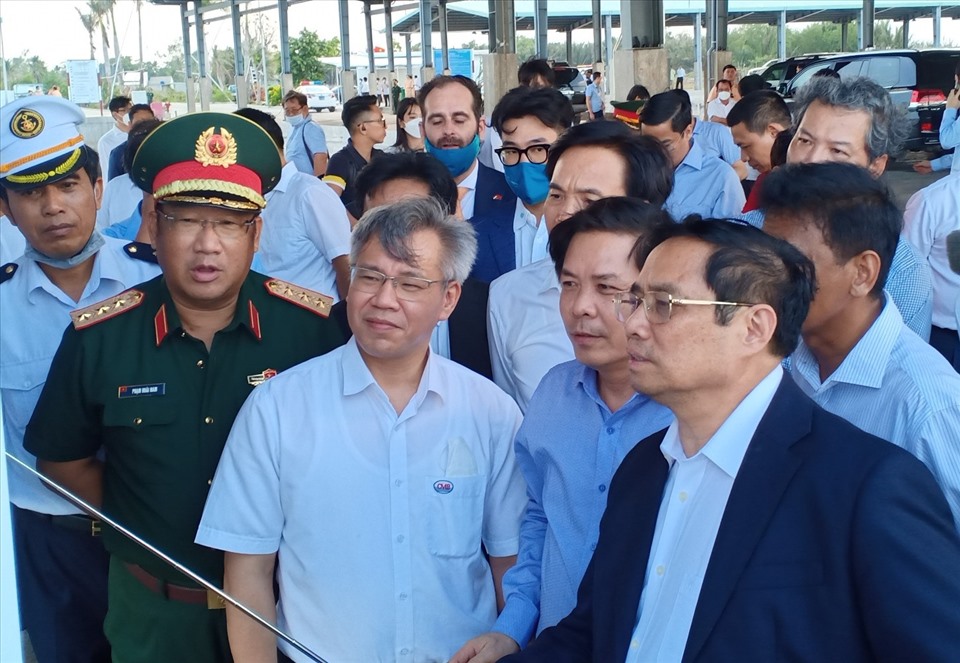 Thủ tướng Chính phủ Phạm Minh Chính khảo sát cảng biển Trần Đề, tỉnh Sóc Trăng. Ảnh: Nhật Hồ
