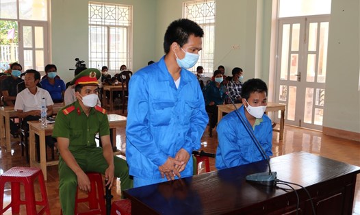 Hai đối tượng bắn chết 5 cá thể voọc quý hiếm tại Tòa án nhân dân huyện Ba Tơ. Ảnh: Lan Anh