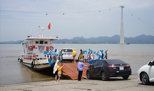 Hải Phòng tạm dừng chuyên chở xe ô tô con, xe ô tô tải qua phà Gót (chiều từ Cát Hải sang Cát Bà) từ ngày 30.4 đến 3.5. Ảnh: Mai Dung