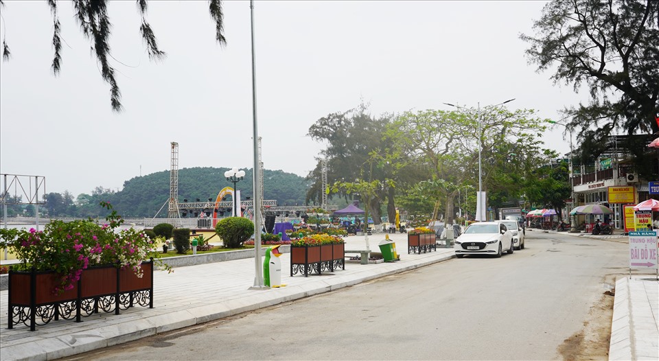 Phố đi bộ rực rỡ sắc màu ở khu du lịch Đồ Sơn - Hải Phòng trước ngày khai trương. Ảnh: Mai Dung