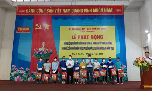 Uỷ ban Nhân dân huyện Thanh Oai trao trợ cấp khó khăn cho 20 công nhân tại Lễ phát động Tháng công nhân, Tháng hành động về an toàn vệ sinh Lao động năm 2022. Ảnh: Ngọc Ánh