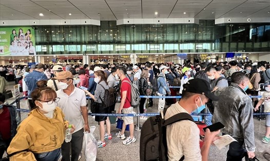 Hành khách tại Sân bay Tân Sơn Nhất. Ảnh: Khánh Linh