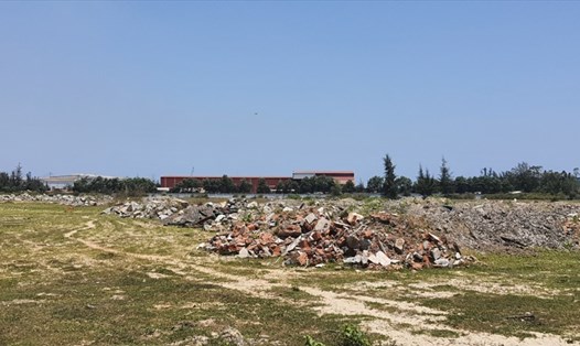 Sau 14 năm khu đất vàng ở KKT Dung Quất được giao cho nhà đầu tư đến nay vẫn bỏ hoang và trở thành nơi đổ thải trái phép. Ảnh: B.M