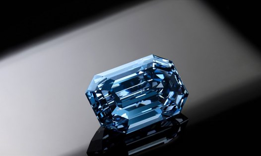 Viên kim cương xanh "The De Beers Cullinan Blue" được bán với giá gần 57,5 triệu USD. Ảnh: Sotheby's