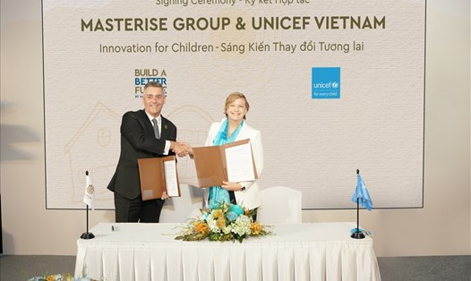 Đại diện Masterise Group, ông Jason Turnbull, Phó Tổng Giám đốc kiêm Giám đốc Tài chính, Masterise Homes và bà Rana Flowers, Trưởng đại diện UNICEF tại Việt Nam hoàn thành nghi thức ký kết hợp tác chiến lược.