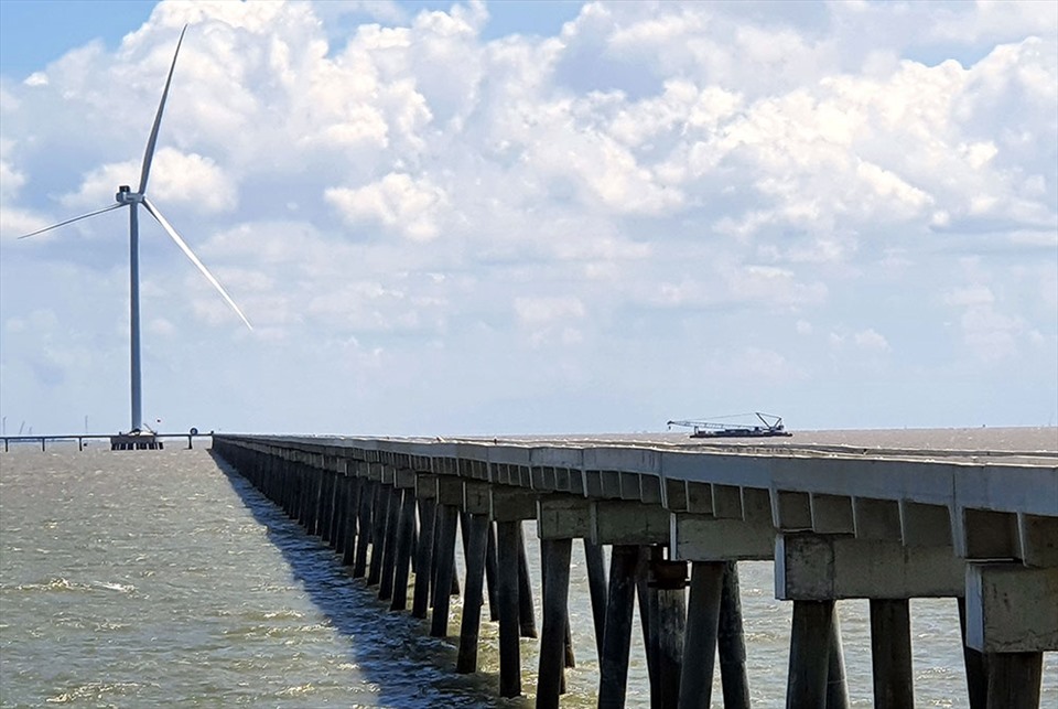 ĐBSCL ngày càng có nhiều dự án điện gió ven biển và trong bờ. Ảnh: NHẬT HỒ