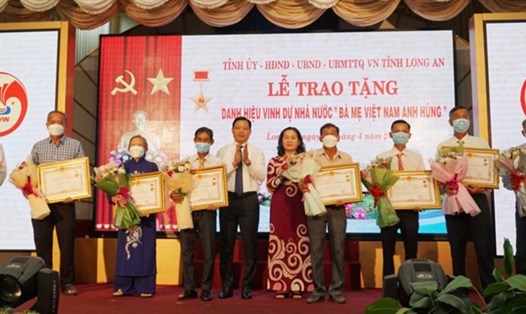 Thừa uỷ nhiệm của Chủ tịch nước, Phó Chủ tịch UBND tỉnh Long An Phạm Tấn Hoà trao danh hiệu cao quý cho thân nhân gia đình các mẹ.