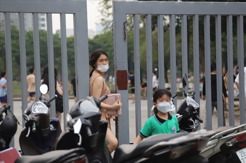 Bỏ hàng rào cȏng viên ở Hà Nội: Lợi ίch cȏng cộng lớn hơn tiền vé vào cửa